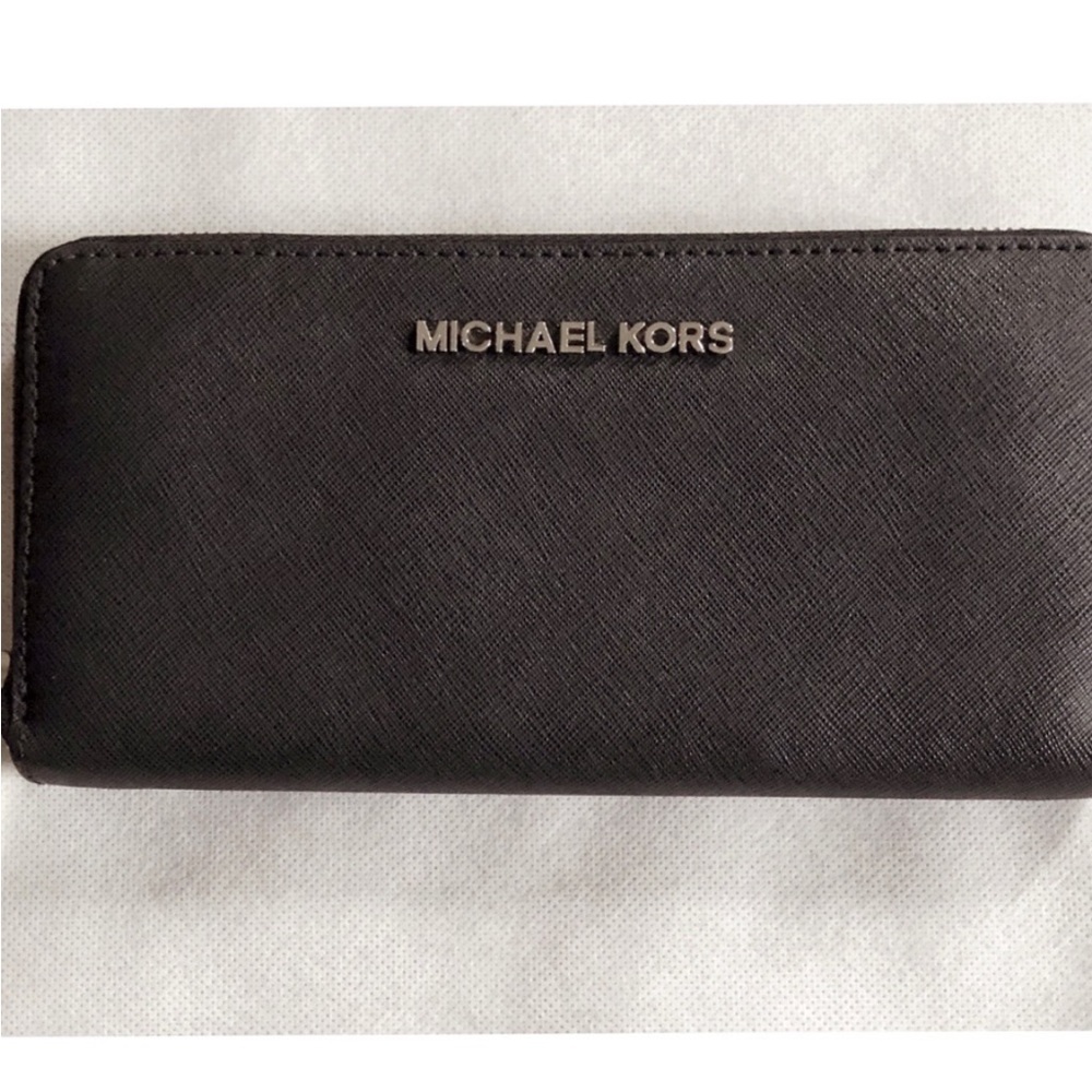 Michael Kors “Jet Set” Black Zip Wallet